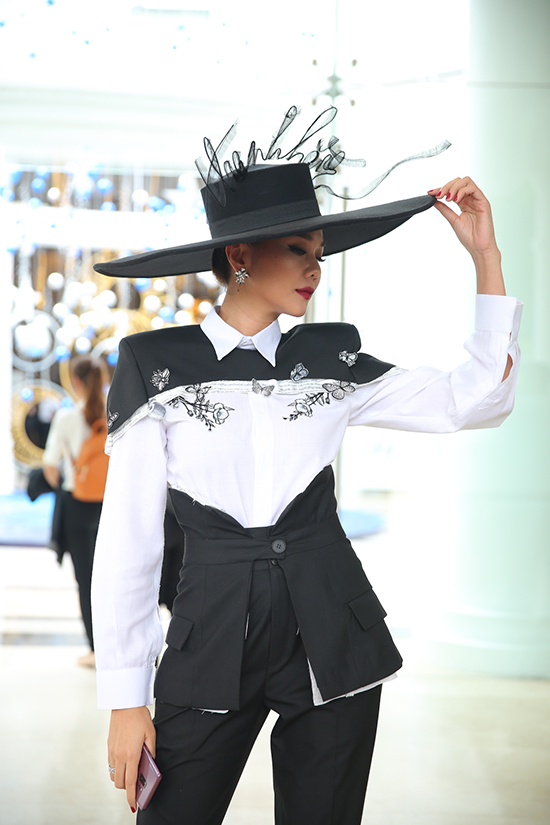 Võ Hoàng Yến mặc phản cảm, Minh Hằng lộ mặt dài cứng đơ tại buổi casting The Face 2018